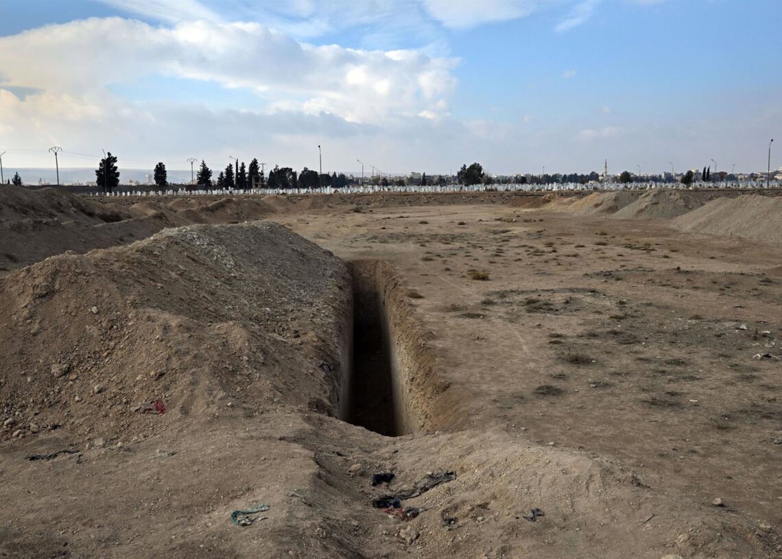 Archivo - Fotografía de archivo de una fosa común hallada en Siria tras la caída en diciembre de 2024 del régimen de Bashar al Assad por una ofensiva de yihadistas y rebeldes encabezados por Hayat Tahrir al Sham (HTS)Europa Press/Contacto/Carol Guzy - Archivo
