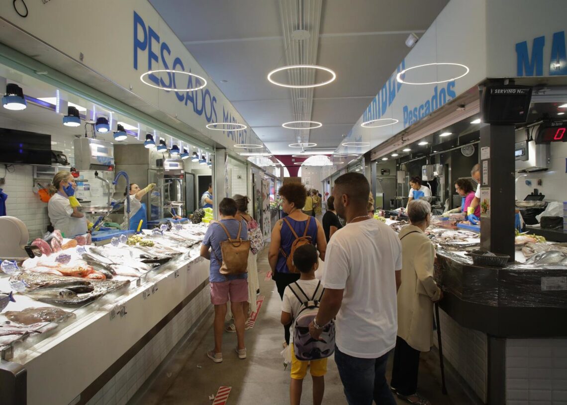 Archivo - Varias personas en un mercado de Lugo, en GaliciaCarlos Castro - Europa Press - Archivo