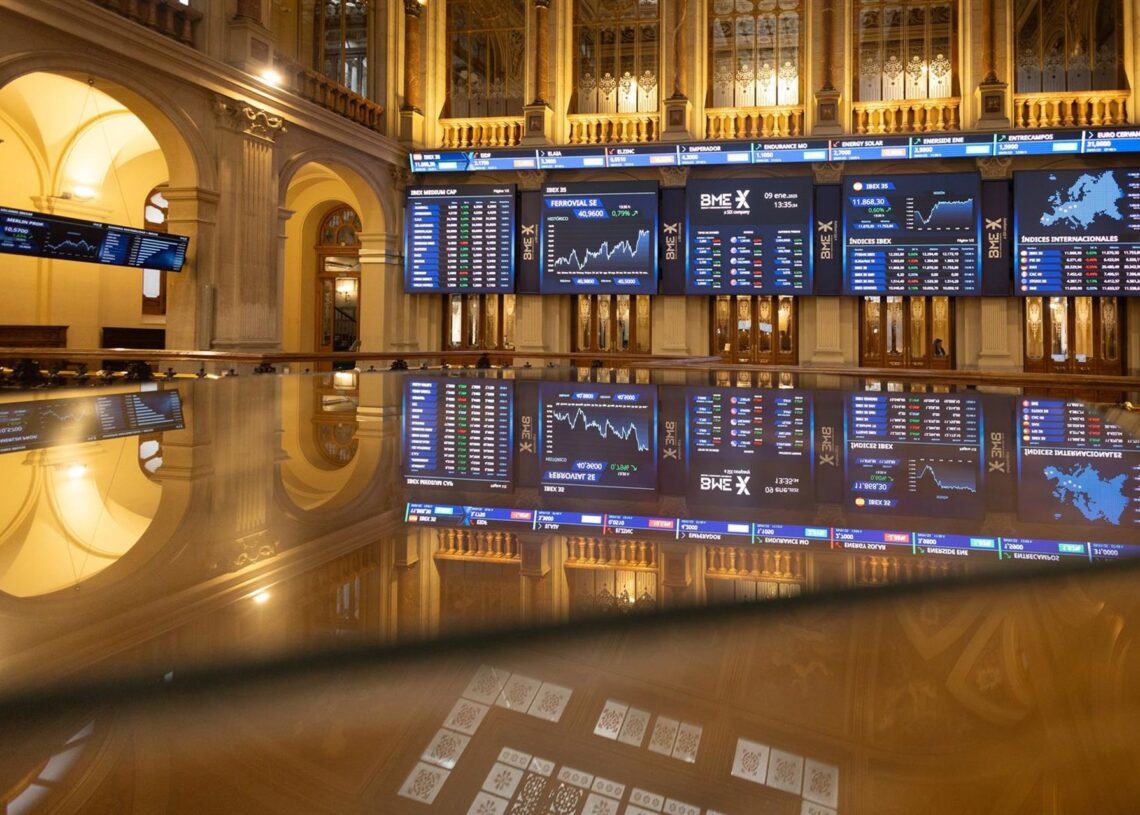 Archivo - Paneles del Ibex, en el Palacio de la Bolsa de Madrid, a 9 de enero de 2024, en Madrid (España).Eduardo Parra - Europa Press - Archivo