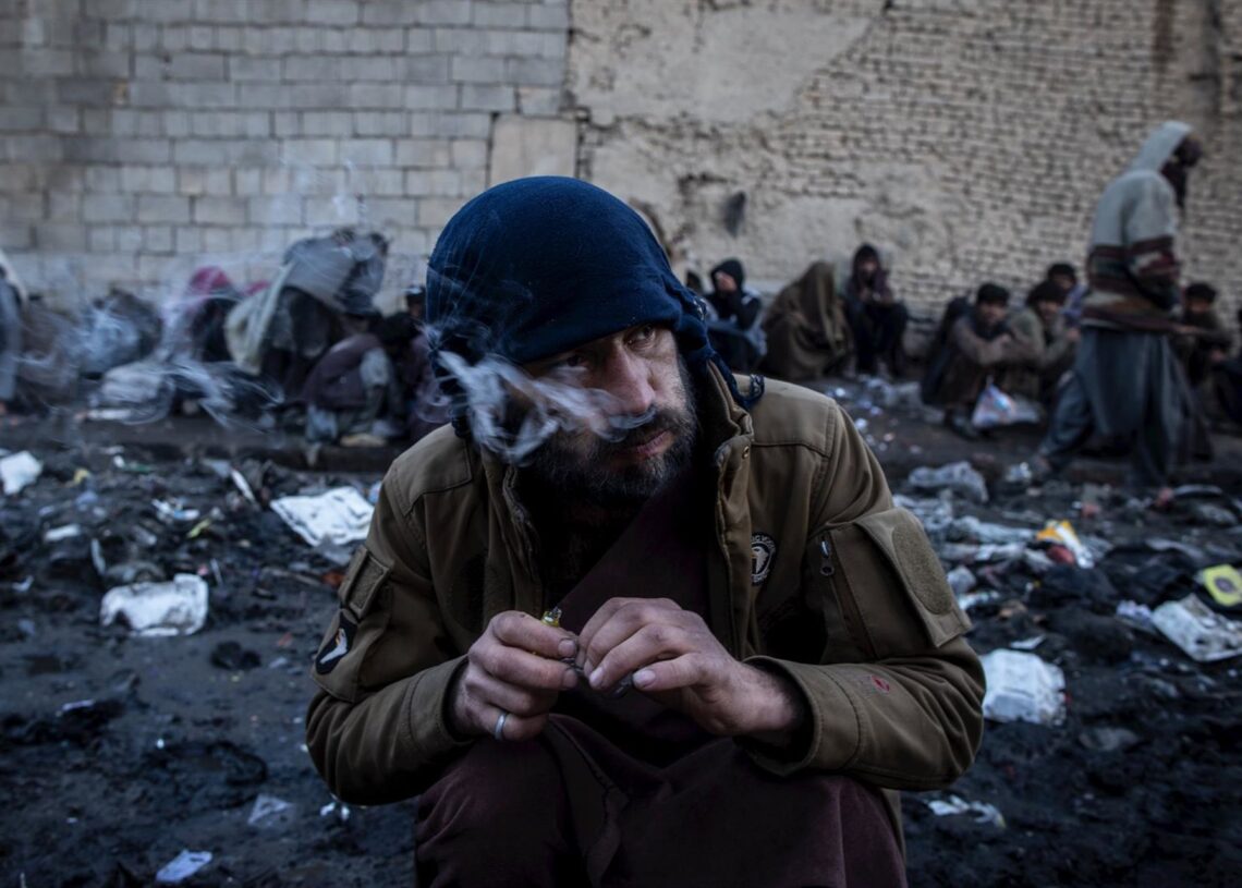 Archivo - Un consumidor de opio, en Kabul (imagen de archivo).Oliver Weiken/dpa - Archivo