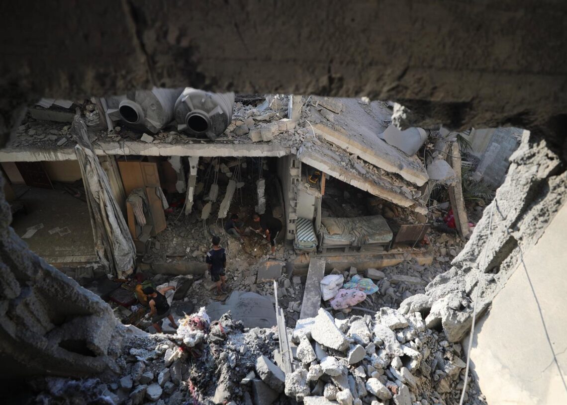 Archivo - Ataque israelí contra una vivienda en ciudad de GazaOmar Ashtawy/APA Images via ZUMA / DPA - Archivo