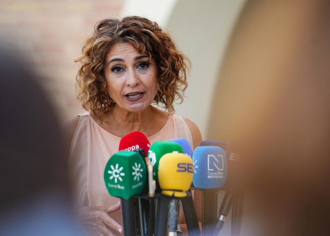 La vicepresidenta primera del Gobierno y ministra de Hacienda, María Jesús Montero, atiende a los medios de comunicación. A 29 de agosto de 2025 en Sevilla, Andalucía (España). La vicepresidenta primera del Gobierno y ministra de Hacienda, María Jesús MonFrancisco J. Olmo - Europa Press