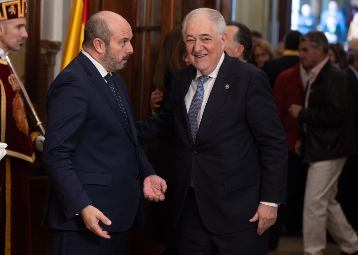 Archivo - El presidente del Senado, Pedro Rollán (i), recibe al presidente del Tribunal Constitucional, Cándido Conde-Pumpido (d), a su llegada al acto de homenaje a la Constitución, en el Congreso de los Diputados, a 6 de diciembre de 2023, en Madrid (EsEduardo Parra - Europa Press - Archivo