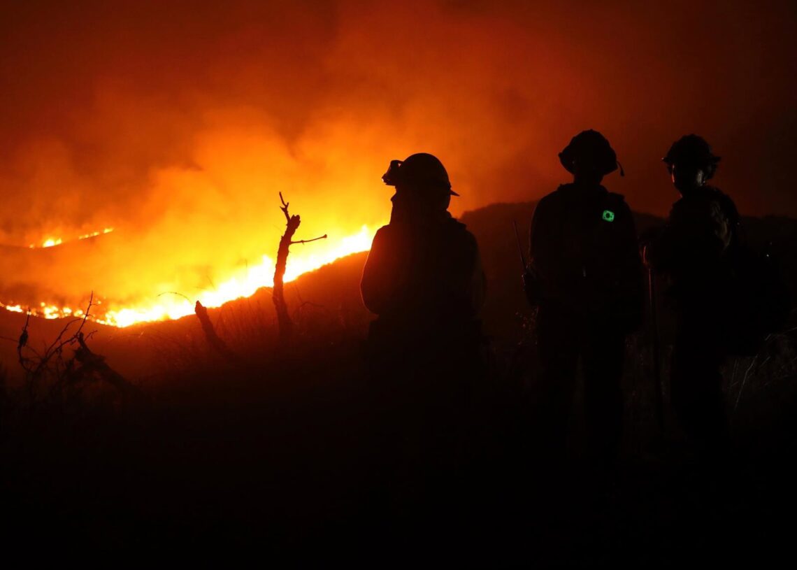 Imagen de archivo de bomberos combatiendo incendios en Estados Unidos Europa Press/Contacto/Qiu Chen