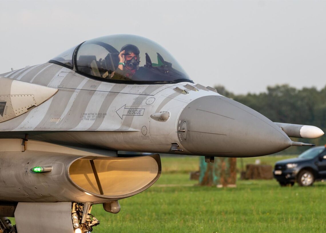 Archivo - Imagen de archivo del mayor Maciej Krakowian, pilotando un F-16Europa Press/Contacto/Marcin Banaszkiewicz/Fotonew