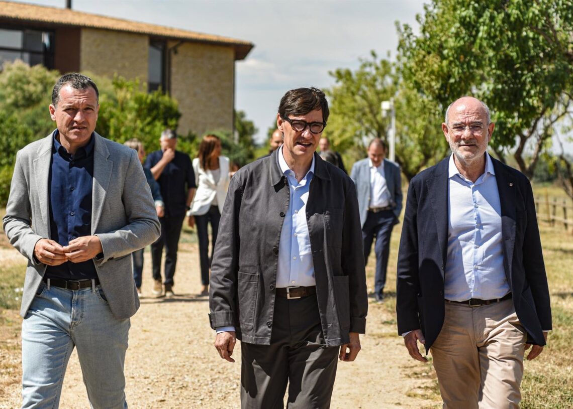 El presidente de la Generalitat de Catalunya, Salvador Illa (c), llega a la III Trobada del Govern, en Vilar Rural en Arnes (Tarragona)Alberto Paredes - Europa Press