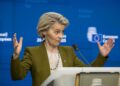 Archivo - 21 March 2025, Belgium, Brussels: Ursula Von der Leyen, the president of the European Commission talks to the press after the EU summit at European Council headquarters in Brussels. The European Council emphasized the need to boost the EU's compWiktor Dabkowski/ZUMA Press Wire / DPA - Archivo