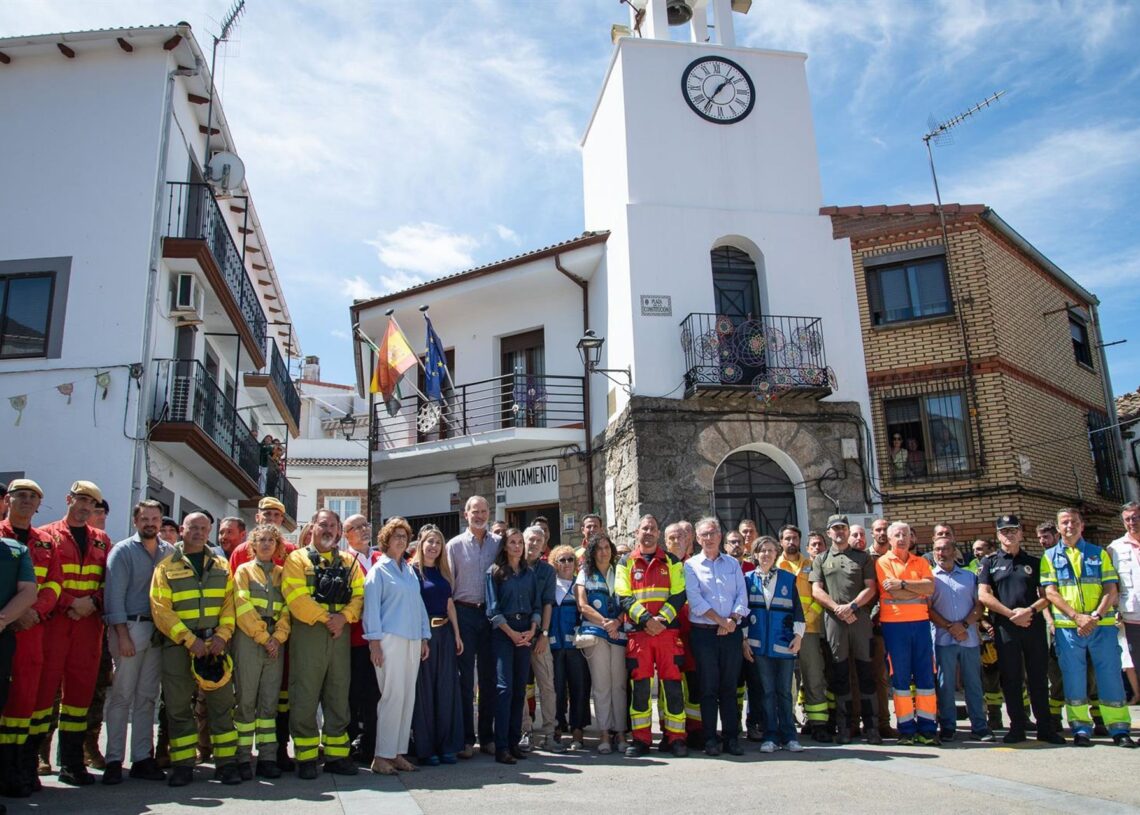 Foto de familia de la presidenta de la Junta de Extremadura, María Guardiola, junto a Sus Majestades los Reyes durante su visita al norte de la provincia de Cáceres para conocer de primera mano los daños ocasionados por incendiosJUNTA DE EXTREMADURA