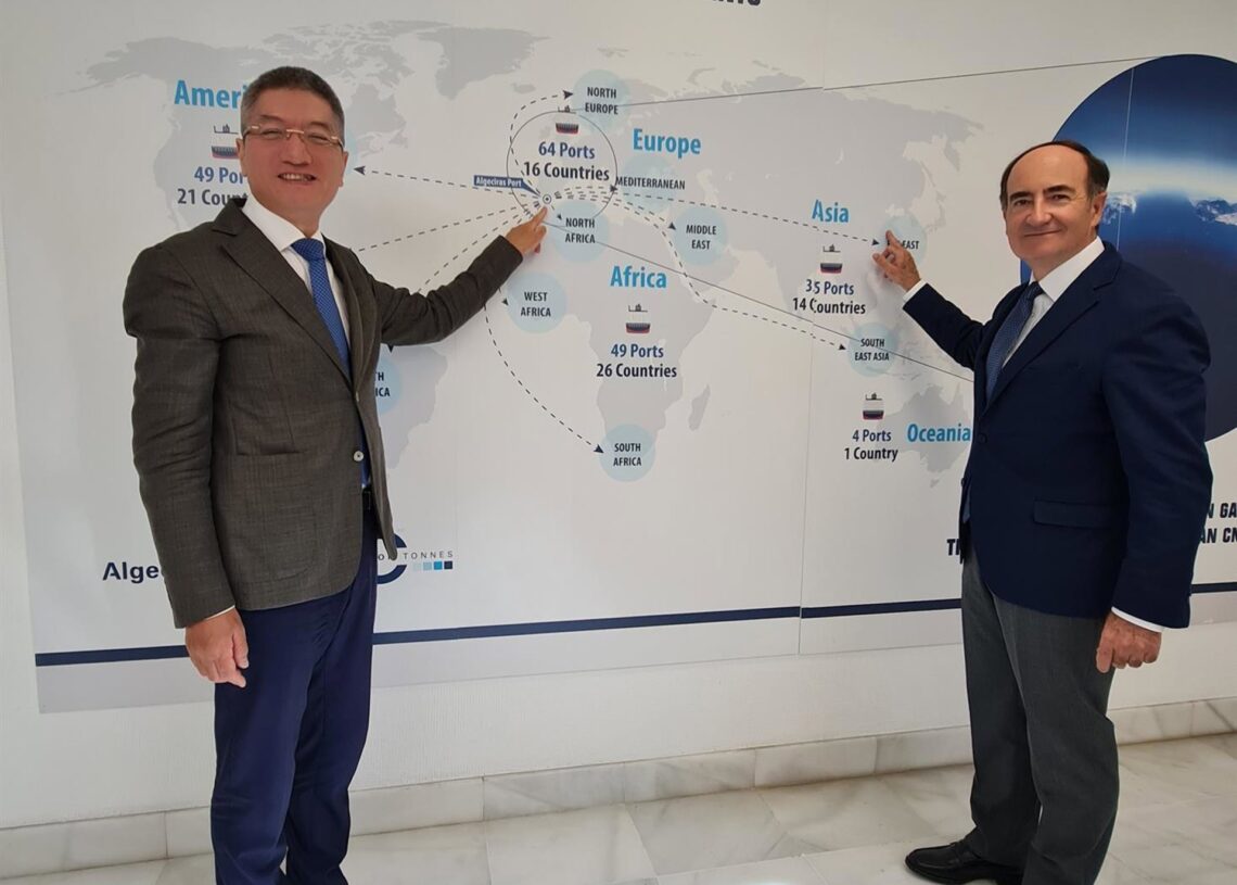 El presidente de la Autoridad Portuaria de la Bahía de Algeciras, Gerardo Landaluce, junto al primer secretario y director de la Sección Consular de la Embajada de China en España, Zhang Jin, en una visita al puerto de AlgecirasAUTORIDAD PORTUARIA DE LA BAHÍA DE ALGECIRAS