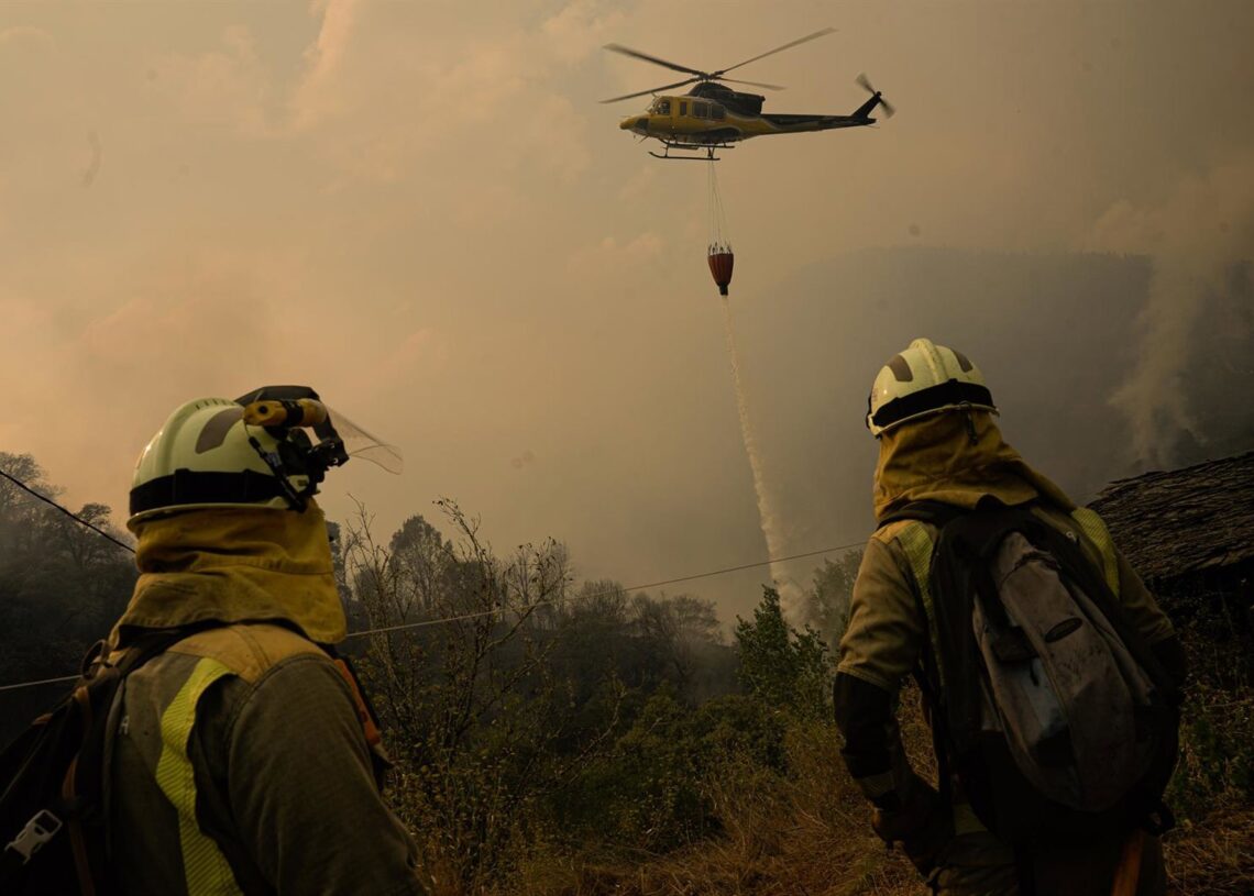 Los servicios de emergencias trabajan para extinguir el fuego, a 26 de agosto de 2025, en Castro de Abaixo, Lugo, Galicia (España). Adrián Irago - Europa Press