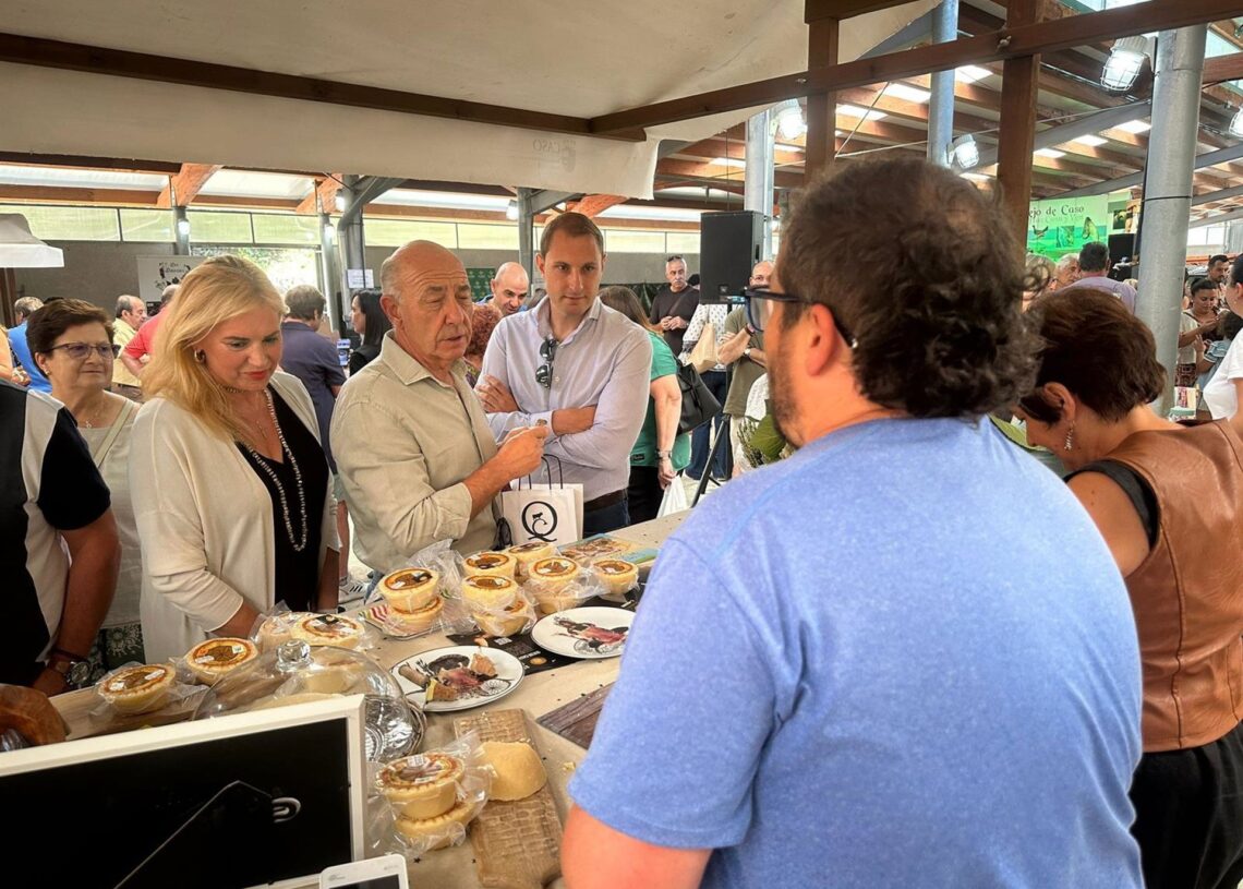 El secretario general de Foro Asturias y diputado en la Junta General, Adrián Pumares, visita el certamen del Quesu Casín.FORO ASTURIAS