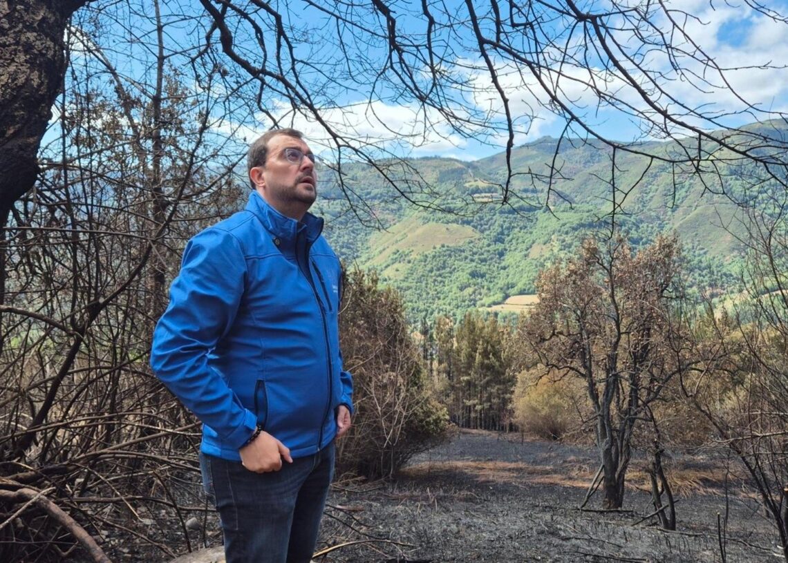 El presidente del Principado de Asturias, Adrián Barbón, visita Villamayor (Ibias) tras el incendio forestal que obligó a evacuar la población.GOBIERNO DE ASTURIAS