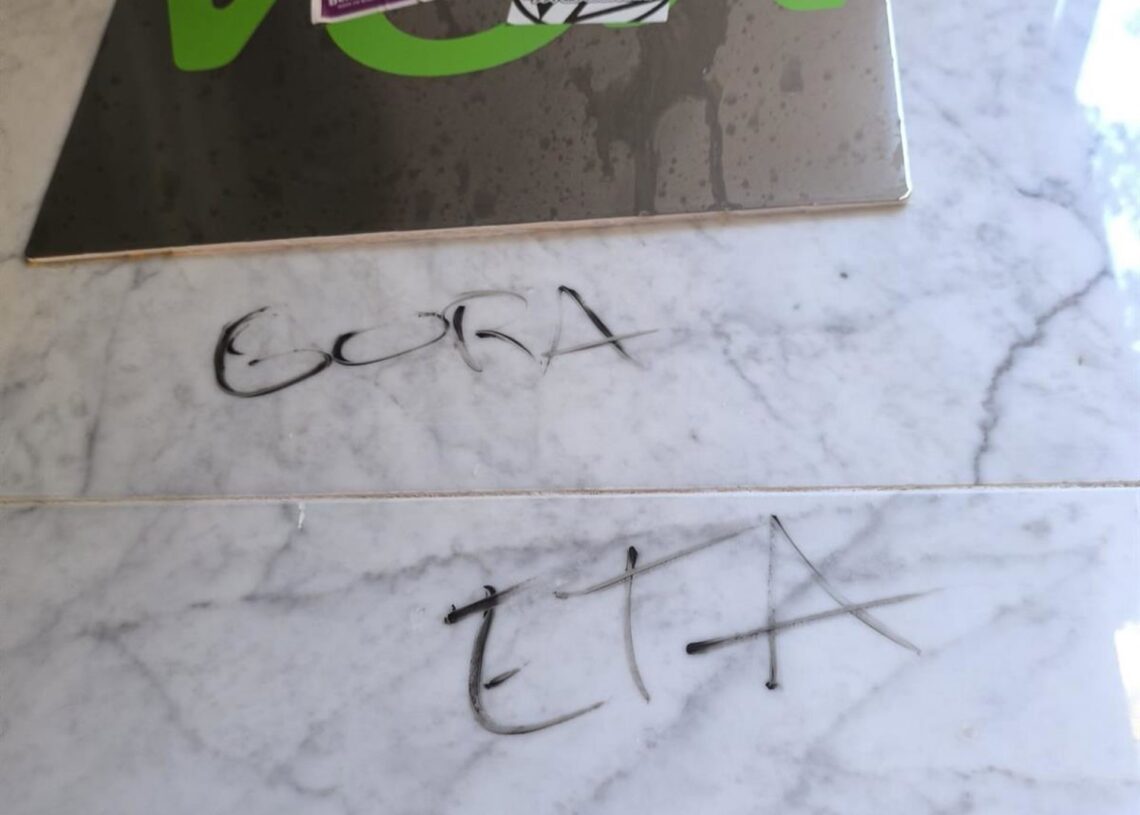 Sede de Vox de Vitoria vandalizada.VOX ÁLAVA