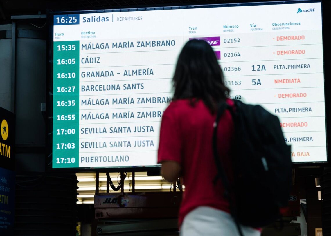 Una persona observa una pantalla informativa en la Estación de Madrid - Puerta de Atocha - Almudena Grandes, a 30 de agosto de 2025, en MadridCarlos Luján - Europa Press