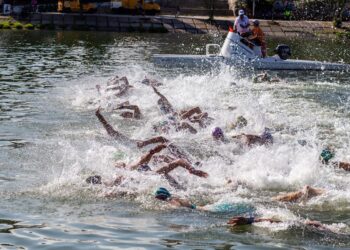 Archivo - Nadadores en el XXV Campeonato de España de Aguas Abiertas.JUNTA DE ANDALUCÍA - Archivo