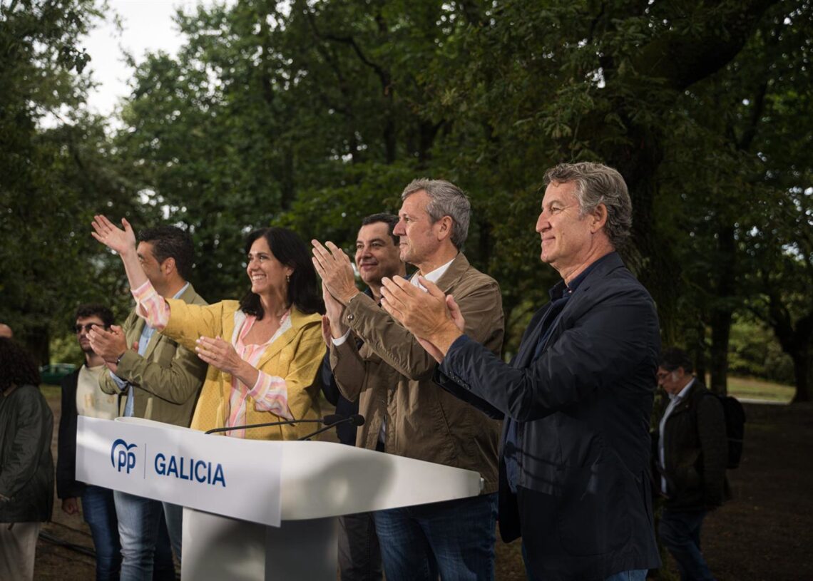 El presidente del Partido Popular, Alberto Núñez Feijóo (d), y el presidente del PPdeG, Alfonso Rueda (2d), durante la inauguración del curso político del PP, en la Carballeira de San Xusto, a 31 de agosto de 2025, en Cerdedo-Cotobade, Pontevedra, GaliciaElena Fernández - Europa Press