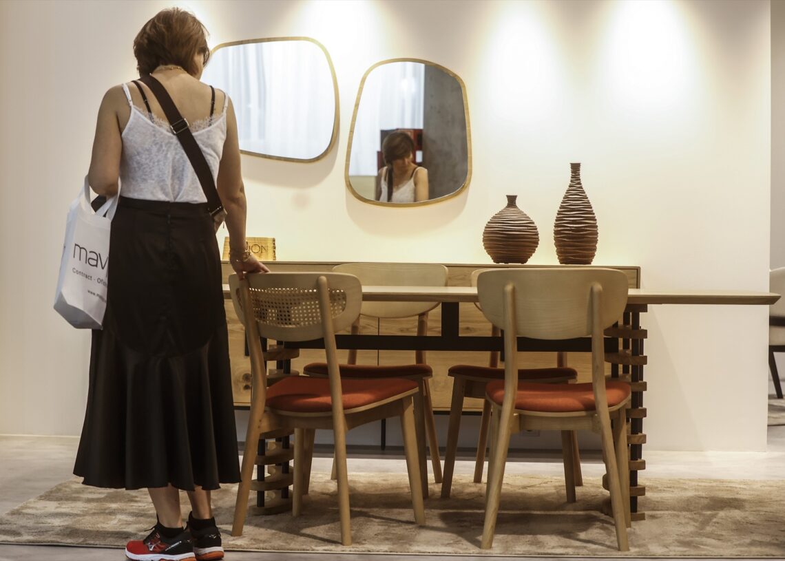 (Foto de ARCHIVO)
Una mujer observa una mesa durante la inauguración de la edición 2022 de los certámenes Hábitat Valencia, Home Textiles Premium y Espacio Cocina Sici, a 20 de septiembre de 2022, en Valencia, Comunidad Valenciana (España).
Rober Solsona / Europa Press