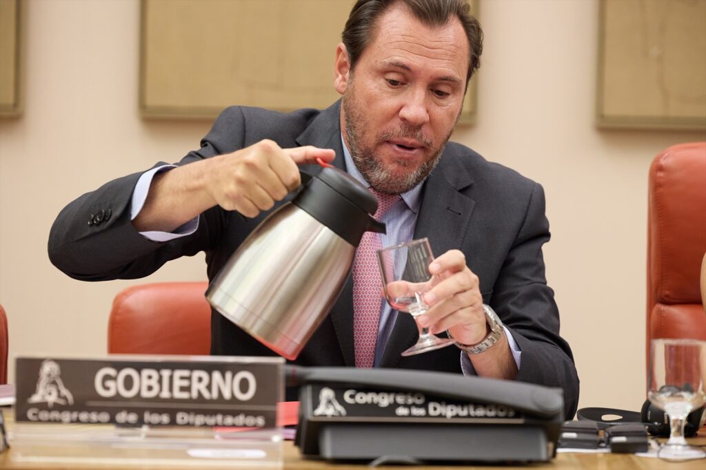 El ministro de Transportes y Movilidad Sostenible, Óscar Puente, comparece en la Comisión de Transportes y Movilidad Sostenible del Congreso de los Diputados | Jesús Hellín (Europa Press).