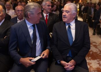 El CEO de Naturgy, Francisco Reynés (i) y el consejero delegado de Endesa, José Bogas (d), durante la IX Edición del Foro de la Energía. Eduardo Parra/Europa Press.
