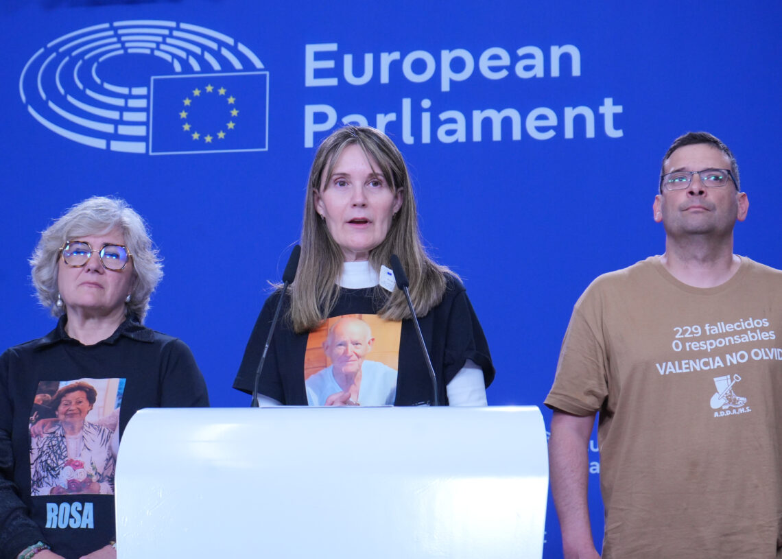 La Presidenta Associació Víctimes Mortals DANA 29-O, Rosa María Álvarez, durante una rueda de prensa en el Parlamento Europeo, a 13 de mayo de 2025, en Bruselas (Bélgica). EUROPAPRESS
