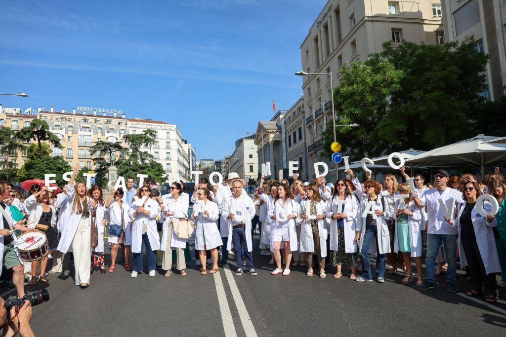 Imagen de archivo de un grupo de médicos durante la huelga general convocada por CESM y SMA el 13 de junio de 2025, en Madrid | Marta Fernández (Europa Press).
