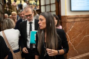A qué sectores y empresas afecta la obligación de atender en catalán y cuándo se aprobará
