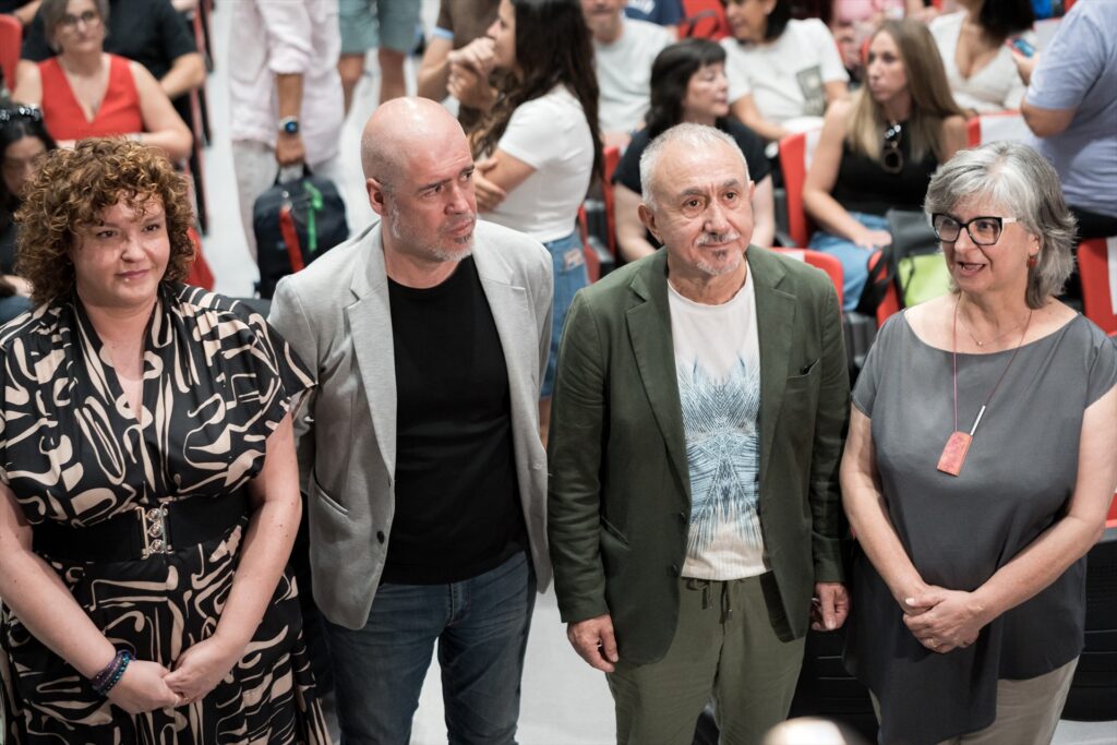 En el centro, Unai Sordo (CCOO) y Pepe Álvarez (UGT) en una reciente asamblea de delegados sindicales en Madrid. Diego Radamés/Europa Press.