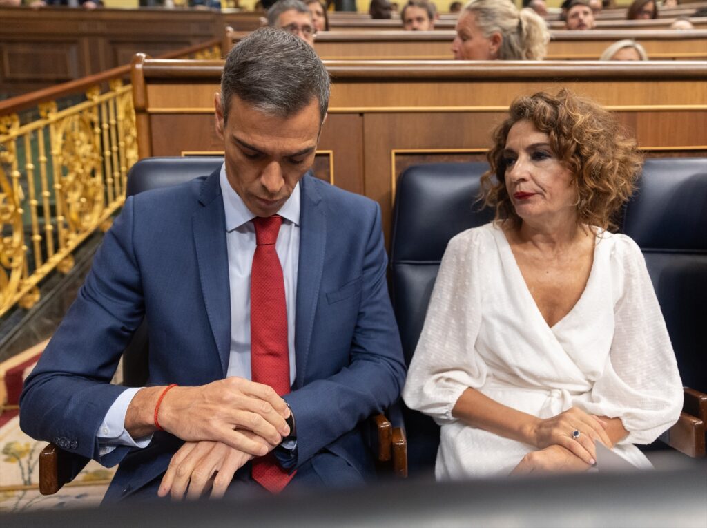 El presidente del Gobierno, Pedro Sánchez y la vicepresidenta primera y ministra de Hacienda, María Jesús Montero, durante una sesión de control al Gobierno en el Congreso de los Diputados | Eduardo Parra (Europa Press).