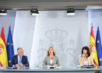 El ministro de Memoria Democrática,  Ángel Víctor Torres, la ministra de Educación, Pilar Alegría, y la ministra de Igualdad, Ana Redondo, durante una rueda de prensa posterior al Consejo de Ministros, en el Palacio de La Moncloa, a 30 de septiembre de 2025, en Madrid (España) | 
Marta Fernández / Europa Press
30/9/2025