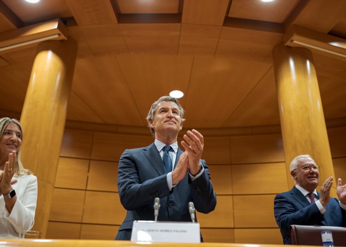 El presidente del Partido Popular, Alberto Núñez Feijóo (C), clausura las jornadas del Partido Popular ‘Iniciativa Legislativa del Senado en el Estado de Derecho. El bloqueo de las Proposiciones de Ley del Senado en el Congreso de los Diputados’, en el Senado, a 30 de septiembre de 2025, en Madrid (España).
Diego Radamés / Europa Press
30/9/2025