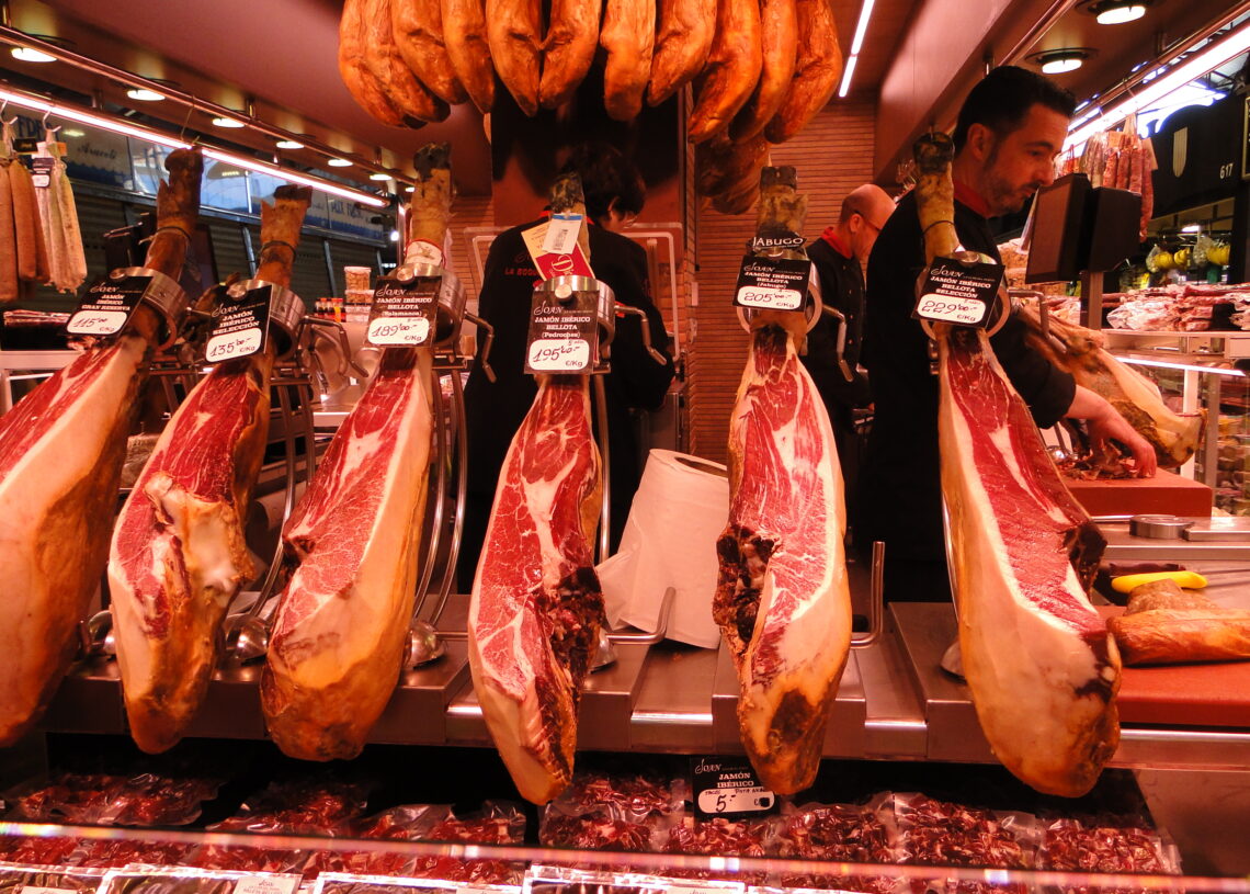 Varios jamones ibéricos, entre ellos alguno de Guijuelo y de Jabugo. K. Weise/Wikimedia Commons.