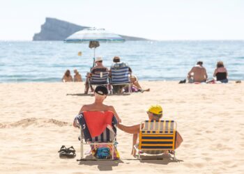Archivo - Numerosas personas se bañan y toman el sol en la playa de Poniente, a 11 de marzo de 2023, en Benidorm, Alicante, Comunidad Valenciana (España).  Joaquín Reina - Europa Press - Archivo