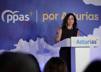 La presidenta de la Comunidad de Madrid, Isabel Díaz Ayuso, interviene durante la gala de entrega del primer Premio ‘Tomás Antuña’, a 29 de agosto de 2025, en Llanes, Asturias (España). Xuan Cueto - Europa Press