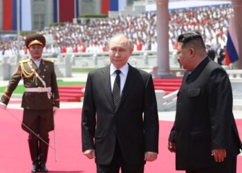 Archivo - El líder de Corea del Norte, Kim Jong Un (d), y el presidente de Rusia, Vladimir Putin (c), durante un desfile en Pyongyang en junio de 2024 (archivo)-/Kremlin/dpa - Archivo
