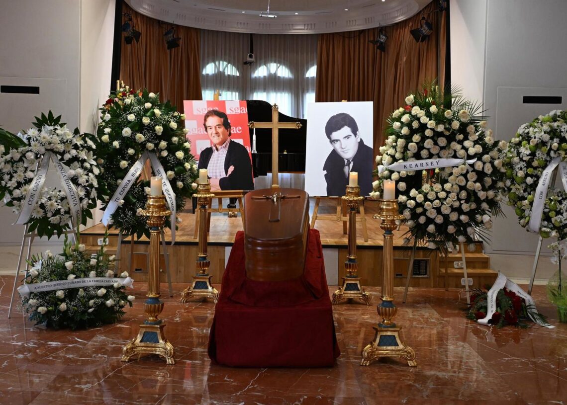 Imagen del féretro con los restos mortales de Manuel de la Calva junto a retratos del cantante en la capilla ardiente situada en la SGAE, a 27 de agosto de 2025, en Madrid (España)José Oliva - Europa Press