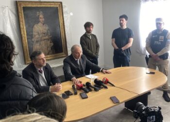 El titular de la Unidad Fiscal Mar del Plata, el fiscal general Daniel Adler, comparece junto a la obra 'Retrato de una dama'BELÉN CANO/MINISTERIO PÚBLICO FISCAL DE ARGENTINA