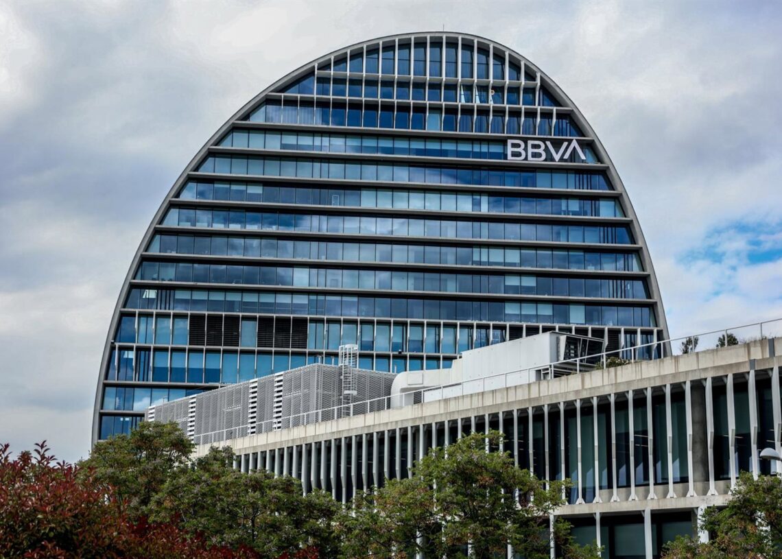 Archivo - Fachada del edificio ‘La Vela’, en la ciudad del BBVA, a 30 de abril de 2024, en Madrid (España). BBVA está estudiando una posible fusión con Banco Sabadell y ha contratado a varios asesores para analizar la operación, según ha informado el bancRicardo Rubio - Europa Press - Archivo