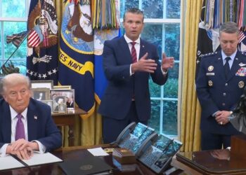 El presidente de EEUU, Donald Trump, firma la orden ejecutiva que recupera el nombre de Departamento de Guerra para el Pentágono, junto al secretario de Defensa, Pete HegsethWHITE HOUSE