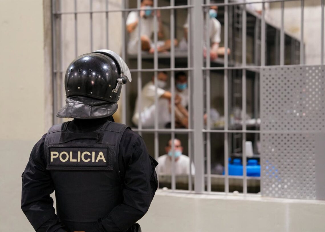 Archivo - Presos de la prisión de máxima seguridad CECOT son vigilados por agentes de Policía, en El Salvador-/Presidencia El Salvador/dpa - Archivo