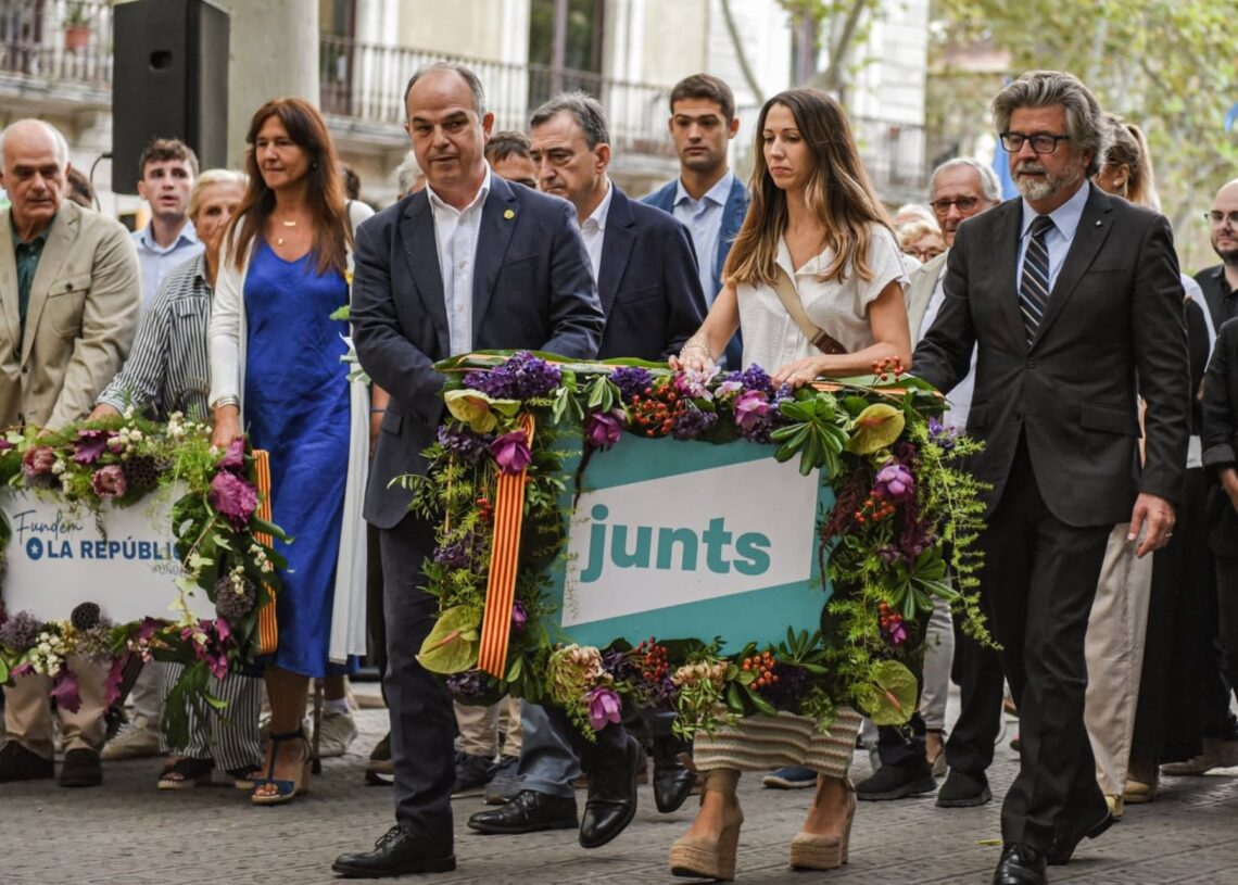 El secretario general de Junts, Jordi Turull, encabeza la ofrenda floral de su partido al monumento Rafael de Casanova por la DiadaALBERTO PAREDES - EUROPA PRESS
