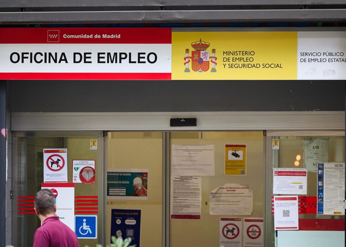 Archivo - Entrada de una oficina del SEPE, a 3 de junio de 2025, en Madrid (España).Jesús Hellín - Europa Press - Archivo