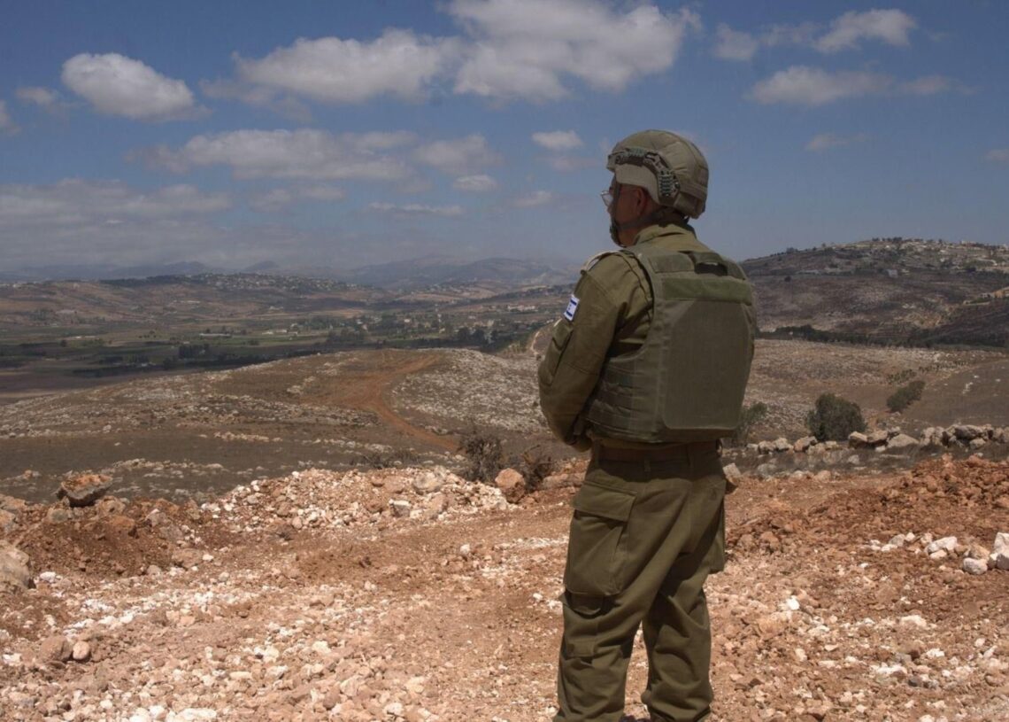 El portavoz en árabe del Ejército israelí, Avichay Adraee, desde un puesto militar en el sur de LíbanoAVICHAY ADRAEE EN X