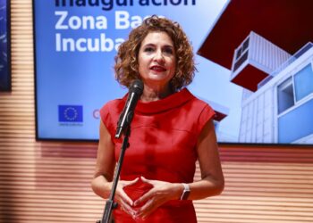 La vicepresidenta primera del Gobierno de España y ministra de Hacienda, María Jesús Montero, durante el acto inaugural del edificio de Zona Base-Incubazul en la Zona Franca, a 12 de septiembre de 2025 en Cádiz (Andalucía, España). La vicepresidenta primeRocío Ruz - Europa Press