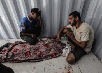 Palestinos junto al cadáver de una persona tiroteada por las fuerzas de Israel cuando intentaba obtener ayuda humanitaria en la Franja de Gaza (archivo)Europa Press/Contacto/Moiz Salhi