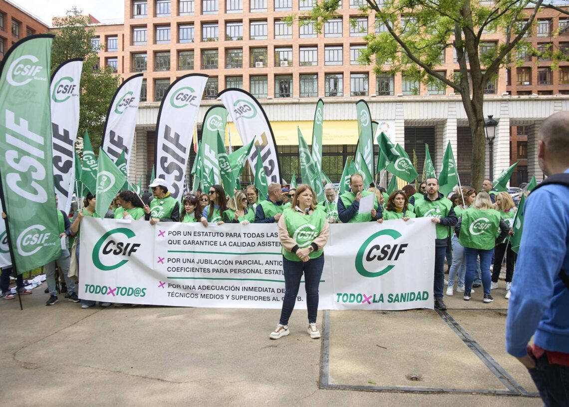Archivo - Decenas de personas durante una concentración ante la sede del Ministerio de Sanidad, a 14 de mayo de 2025, en Madrid (España). La manifestación coincide con una reunión entre el Ministerio de Sanidad y sindicatos para negociar la carrera profesJesús Hellín - Europa Press - Archivo