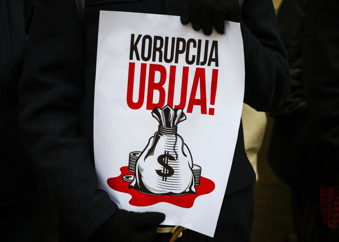 Archivo - Un estudiante serbio muestra una pancarta contra la corrupción en una protesta a raíz del derrumbamiento de una marquesina en la estación de Novi Sad que mató a 16 personasEuropa Press/Contacto/Filip Radwanski - Archivo