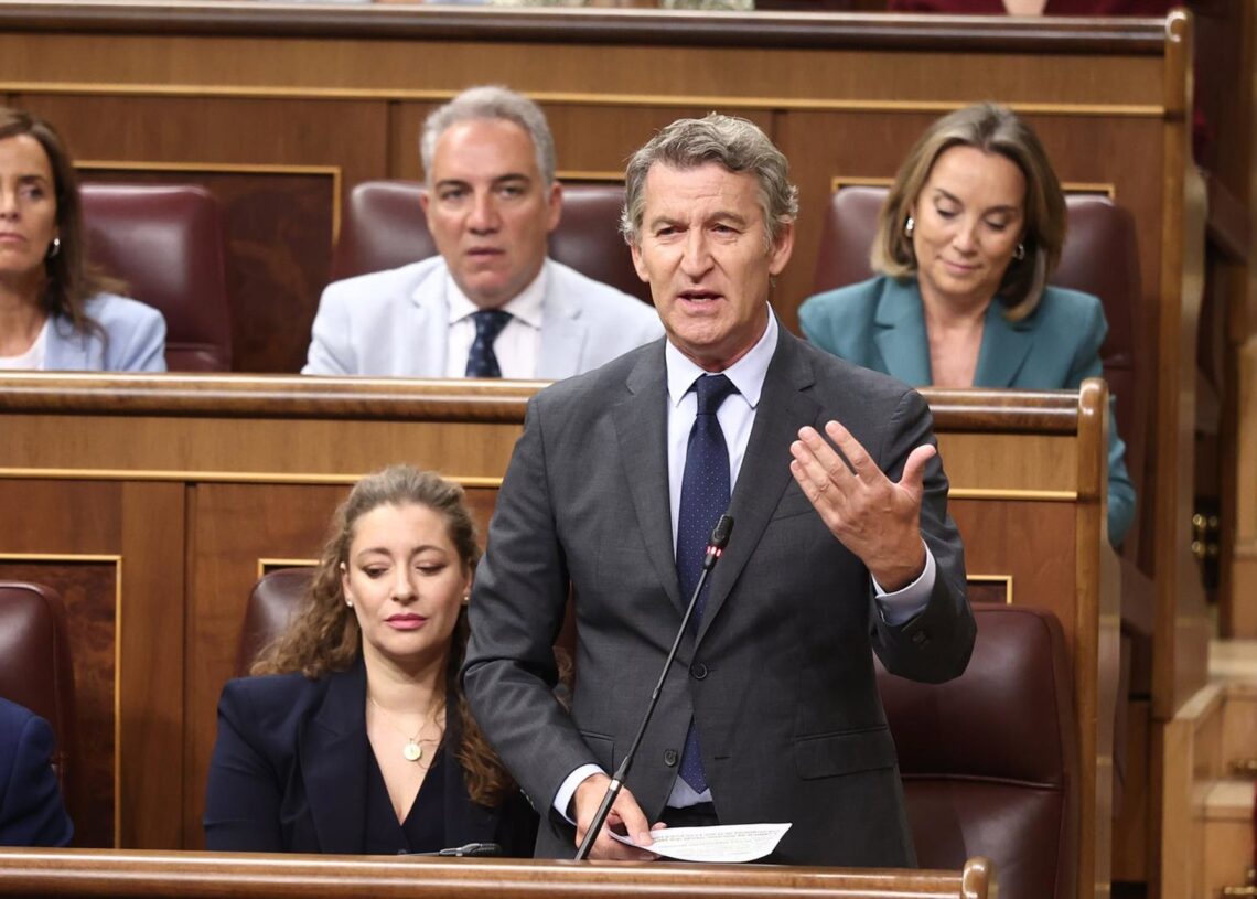 El presidente del PP, Alberto Núñez Feijóo, interviene durante una sesión de control al Gobierno en el Congreso de los Diputados, a 17 de septiembre de 2025, en Madrid (España). Eduardo Parra - Europa Press