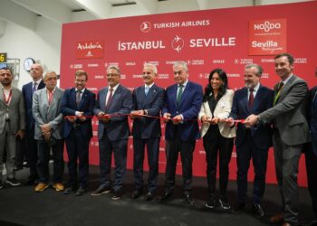 Foto de familia tras la llegada a Sevilla del primer vuelo directo de Turkish Airlines procedente de Estambul.AYTO.DE SEVILLA