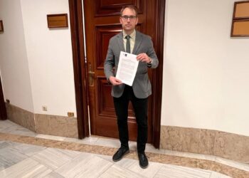 Archivo - El coordinador general de IU Andalucía y diputado de Sumar en el Congreso, Toni Valero, registra una pregunta en el Congreso.IU - Archivo