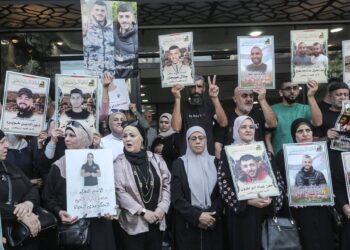 Familiares de presos palestinos con fotografías de sus familiares, detenidos en cárceles israelíes  Europa Press/Contacto/Nasser Ishtayeh